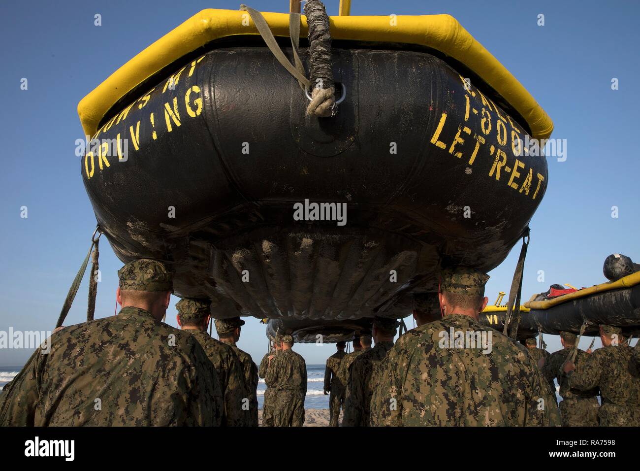 U.S. Navy SEAL team candidats mener un assaut amphibie bateau lors de la formation de base joint de démolition sous-marine au Centre des opérations spéciales de la Marine, le 9 avril 2018 à Coronado, en Californie. Les phoques sont la composante maritime des Forces spéciales américaines et sont formés pour effectuer une variété d'opérations à partir de la mer, air et terre. Banque D'Images