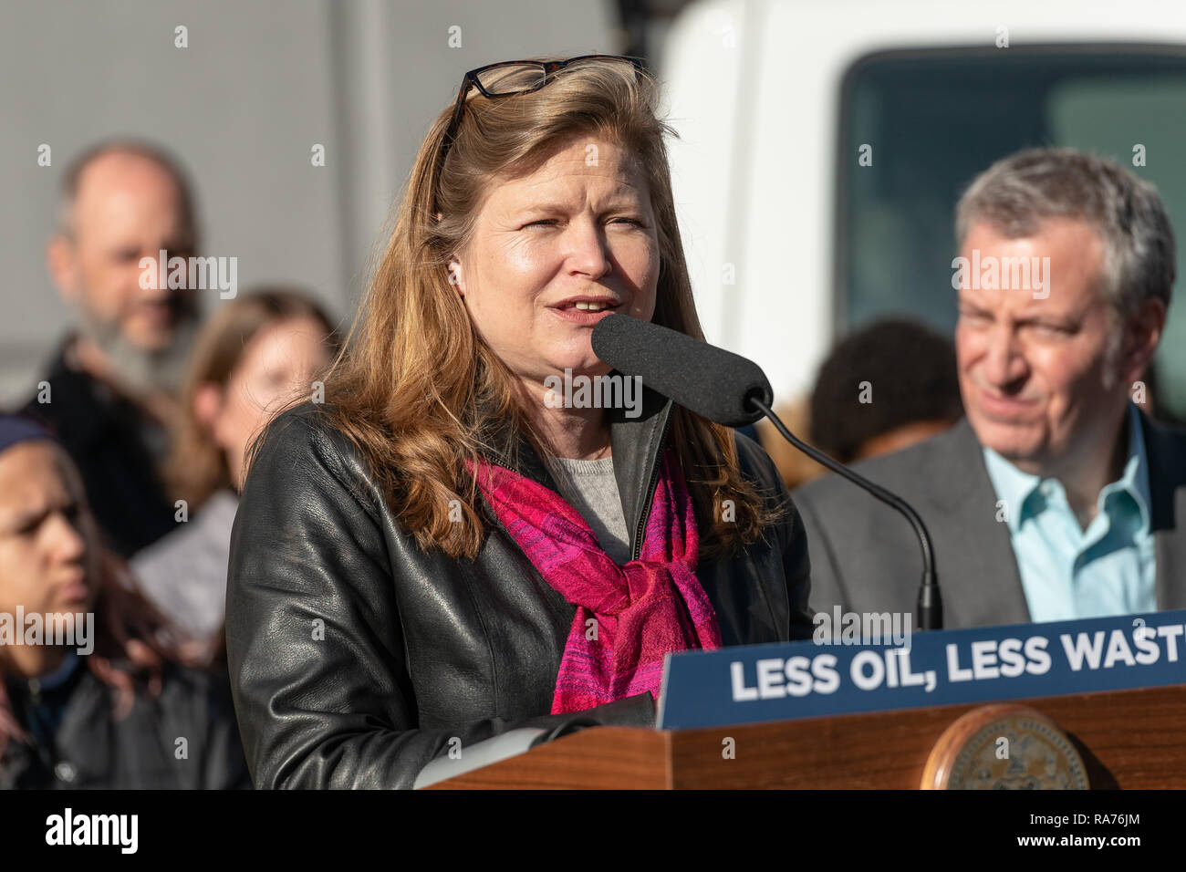 Brooklyn, États-Unis. 06Th Jan, 2019. NYC Assainissement Commissaire Kathryn Garcia est vu lors d'une manifestation et une conférence de presse marquant l'entrée en vigueur de l'interdiction de la ville de New York sur polystyrène à usage unique à la Hamilton Avenue Marie Station de transfert dans Brooklyn, NY, USA le 1 janvier 2019. Credit : Albin Lohr-Jones/Pacific Press/Alamy Live News Banque D'Images
