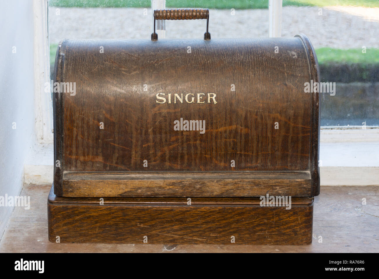 Un vieux millésime Singer machine à coudre dans son coffret bois Banque D'Images