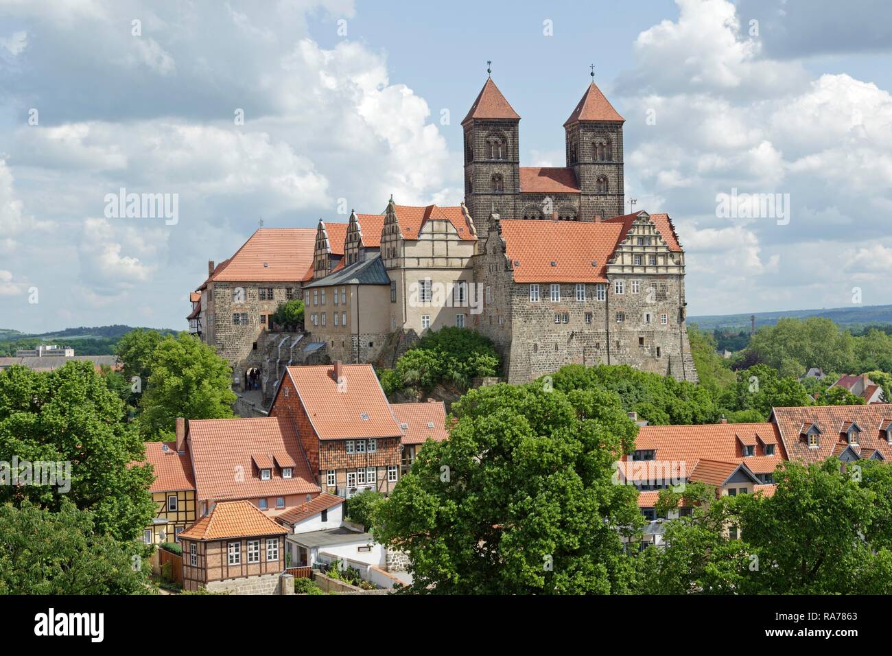 Château et collégiale de Saint Servatius avec bâtiments du monastère sur le Schlossberg ou la colline du château, Quedlinburg Banque D'Images