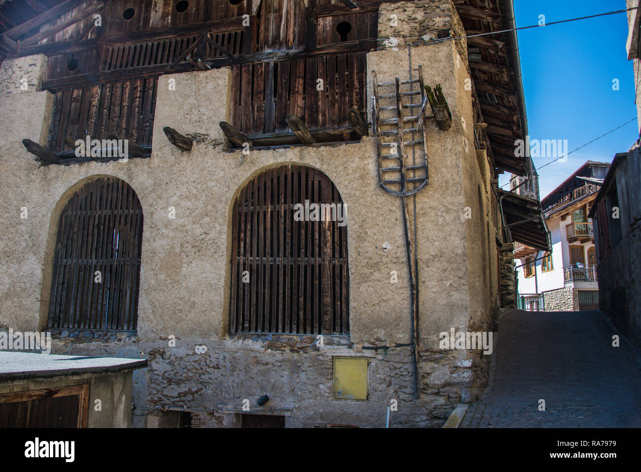 Ancienne maison italienne de montagne, construite en bois et pierres et pavée, rue étroite. Termenago, petit village dans les Alpes, trente, Trentin Italie Banque D'Images
