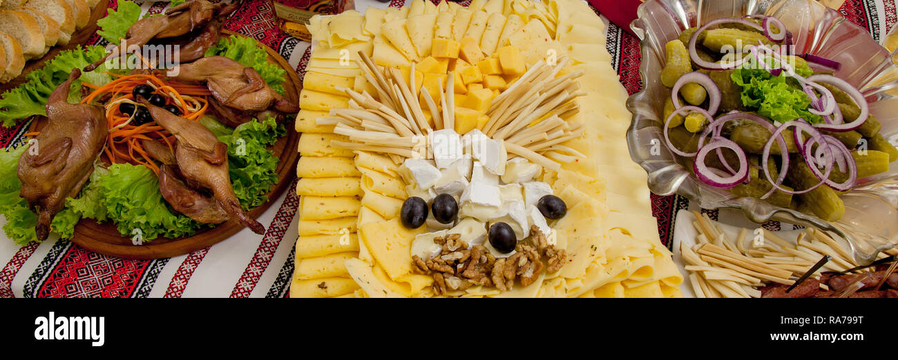 Assiette de fromage avec choix d'entrées sur la table. Banque D'Images