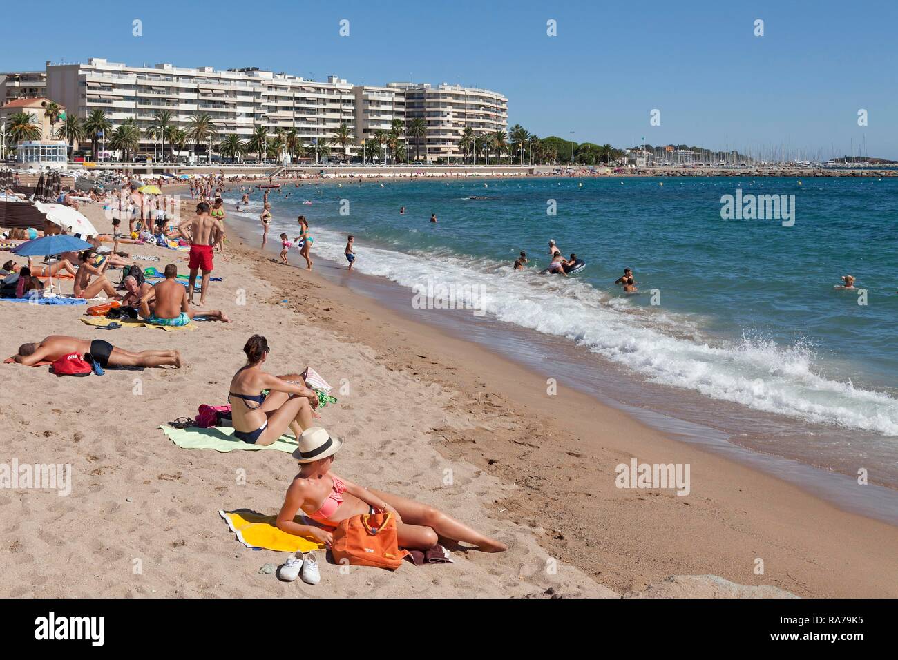 Plage, Saint-Raphaël, Côte d'Azur, France Banque D'Images