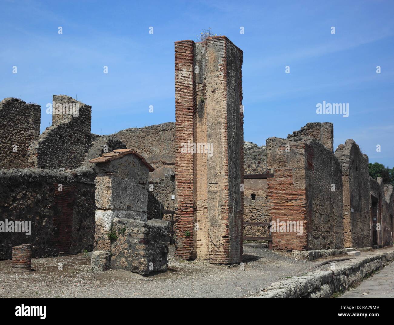 Ruines sur Via della Abbondanza street, Pompéi, Campanie, Italie, Europe Banque D'Images