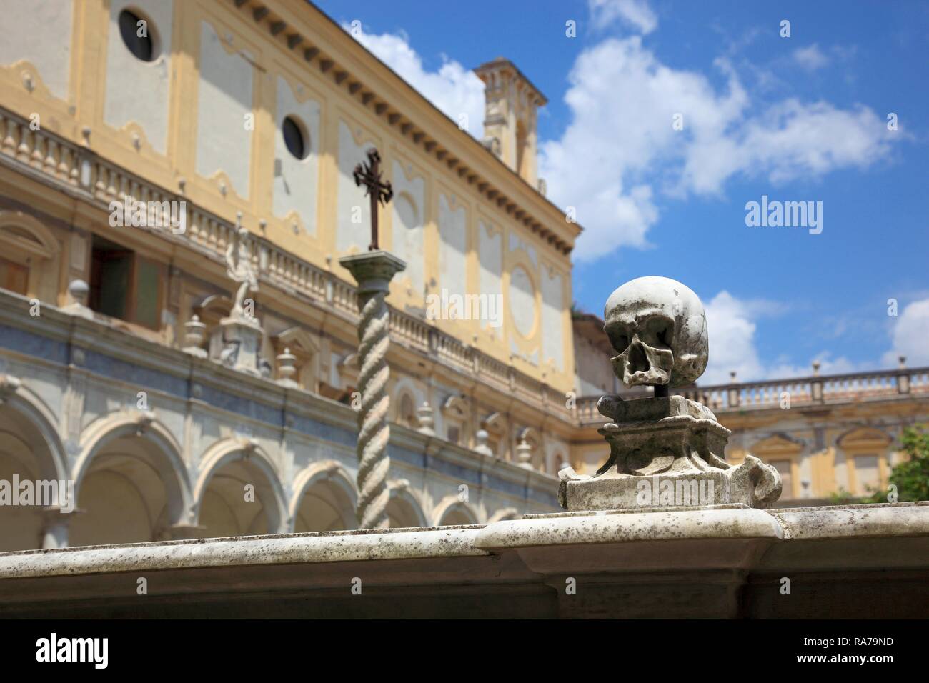 Crâne sur la balustrade du cimetière monastique, grand cloître du monastère Certosa di San Martino Banque D'Images