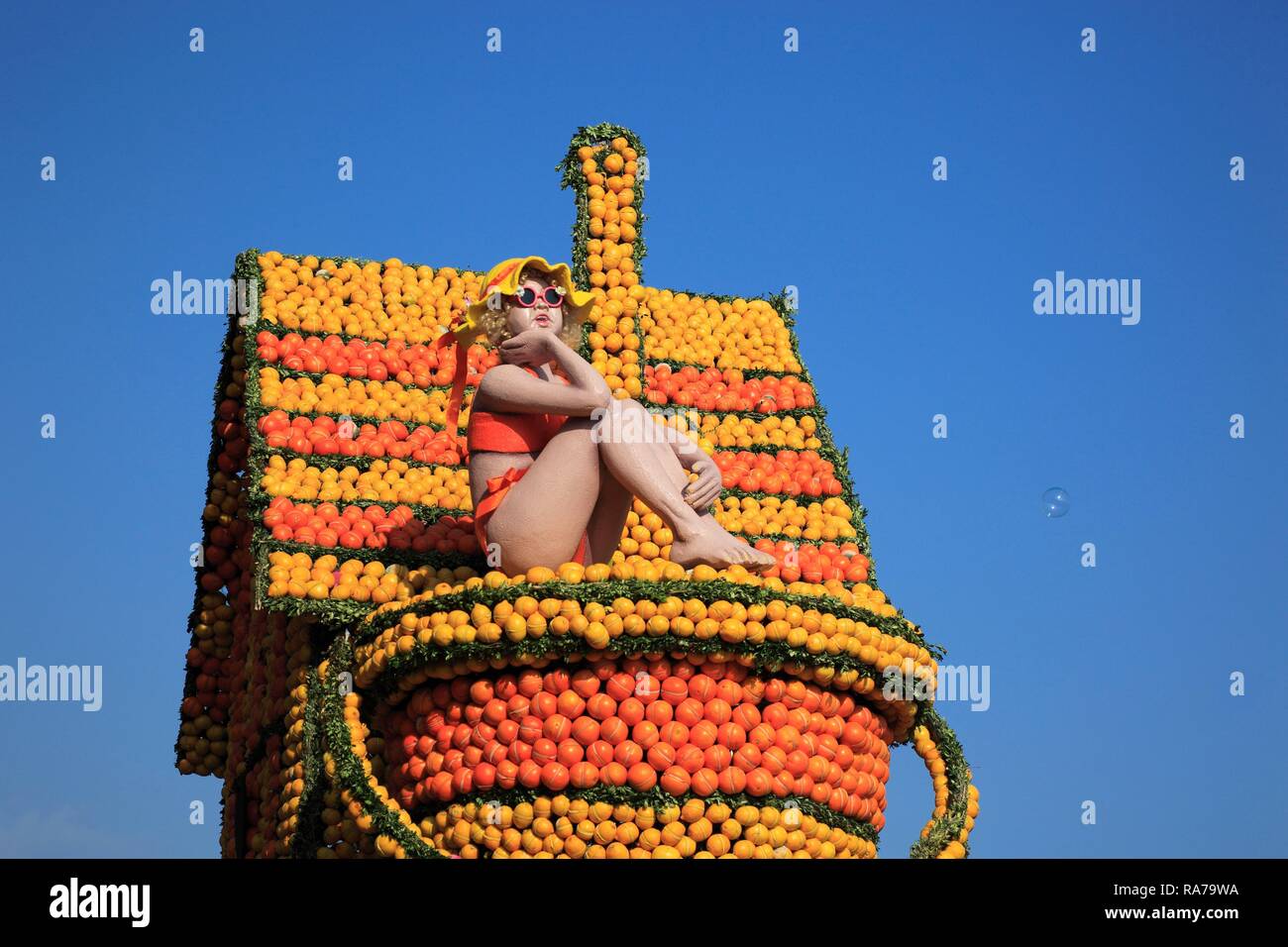 La figure d'une femme, poupée, sur un flotteur fait d'agrumes pendant un défilé, Fête du Citron, Fete du citron, Menton, France Banque D'Images