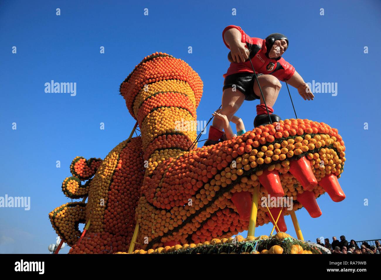 Poupée d'athlète sur un flotteur fait d'agrumes à un défilé, Fête du Citron, Fete du citron, Menton, France, Europe Banque D'Images