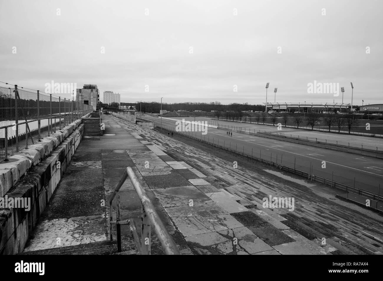 L'ancien parti nazi de tribune à motifs rallye Zeppelinfeld à Nuremberg. La Bavière, Allemagne. Banque D'Images