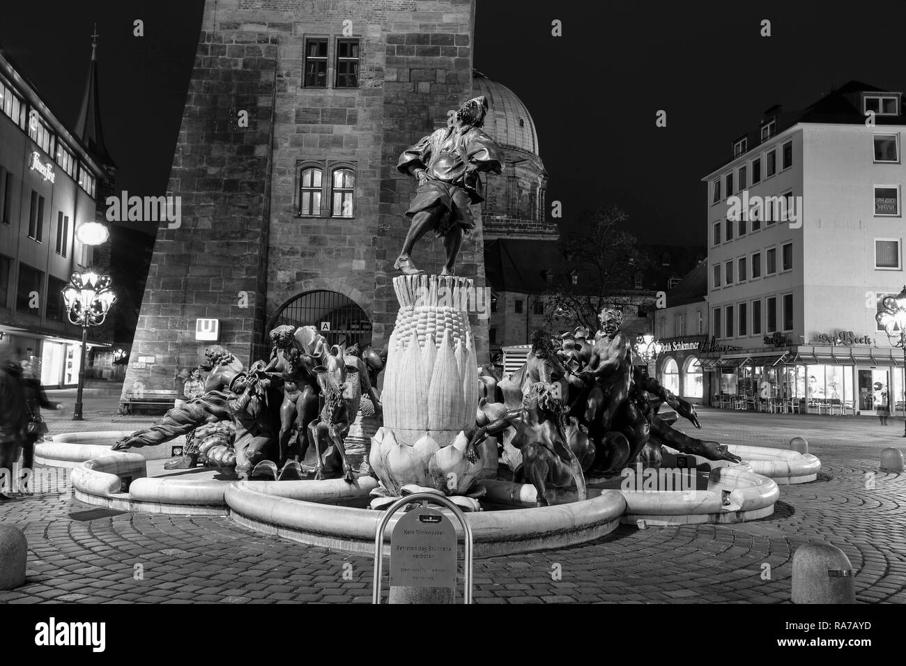 Ludwigsplatz, Tour Blanche et de la fontaine. Nuremberg, Bavière, Allemagne. Banque D'Images