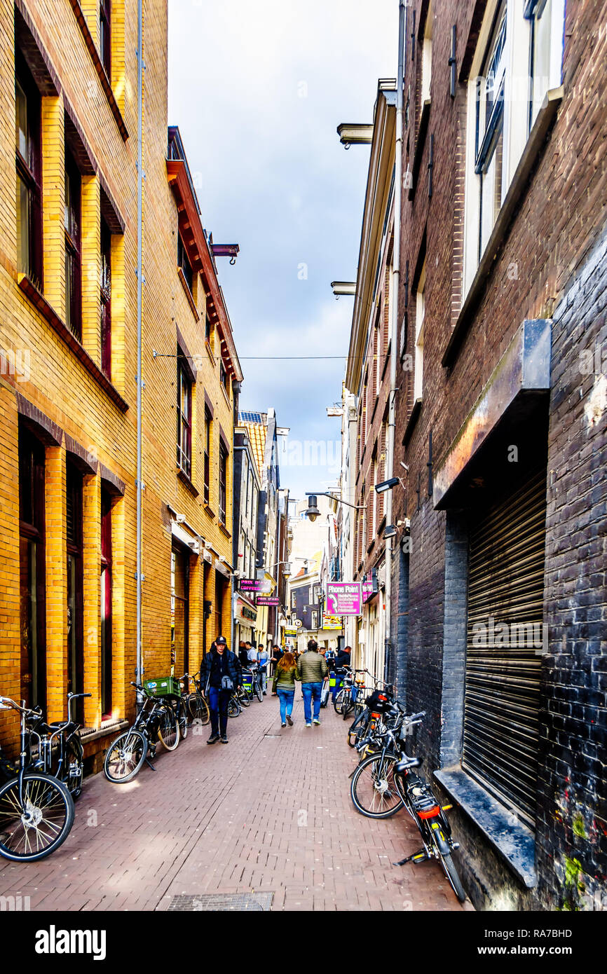 L'étroite rue nommée la Haringpakkerssteeg dans le centre de la vieille ville d'Amsterdam aux Pays-Bas Banque D'Images
