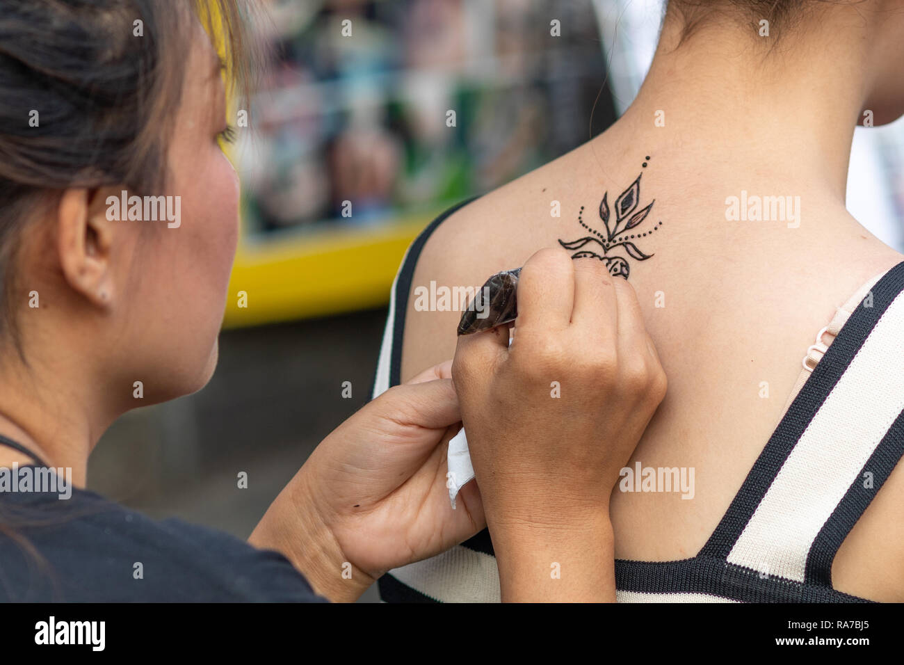 Touriste en Thaïlande obtenir un tatouage de dos d'un artiste thaïlandais. Banque D'Images