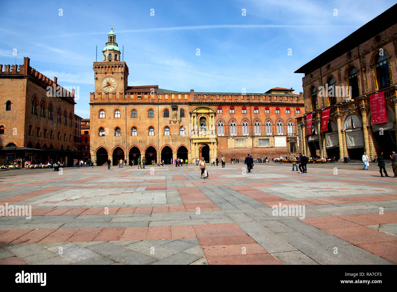 Palazzo Comunale et la Piazza Maggiore à Bologne en Italie. Banque D'Images