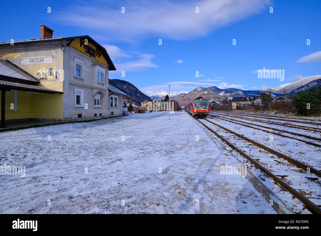 L'arrêt de train à la gare de Vintgar désaffecté sur un ciel bleu froid jour d'hiver à l'Alpes slovènes. Banque D'Images