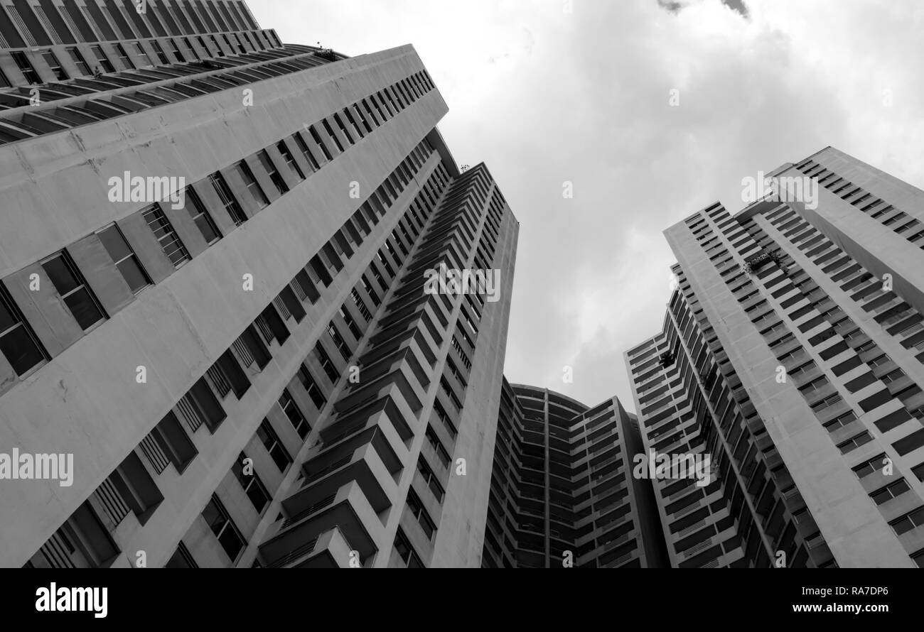 Vue de dessous de la construction de gratte-ciel contre ciel gris et les nuages. Jusqu'à voir dans un immeuble dans la ville. L'immobilier et de la construction de l'entreprise Banque D'Images