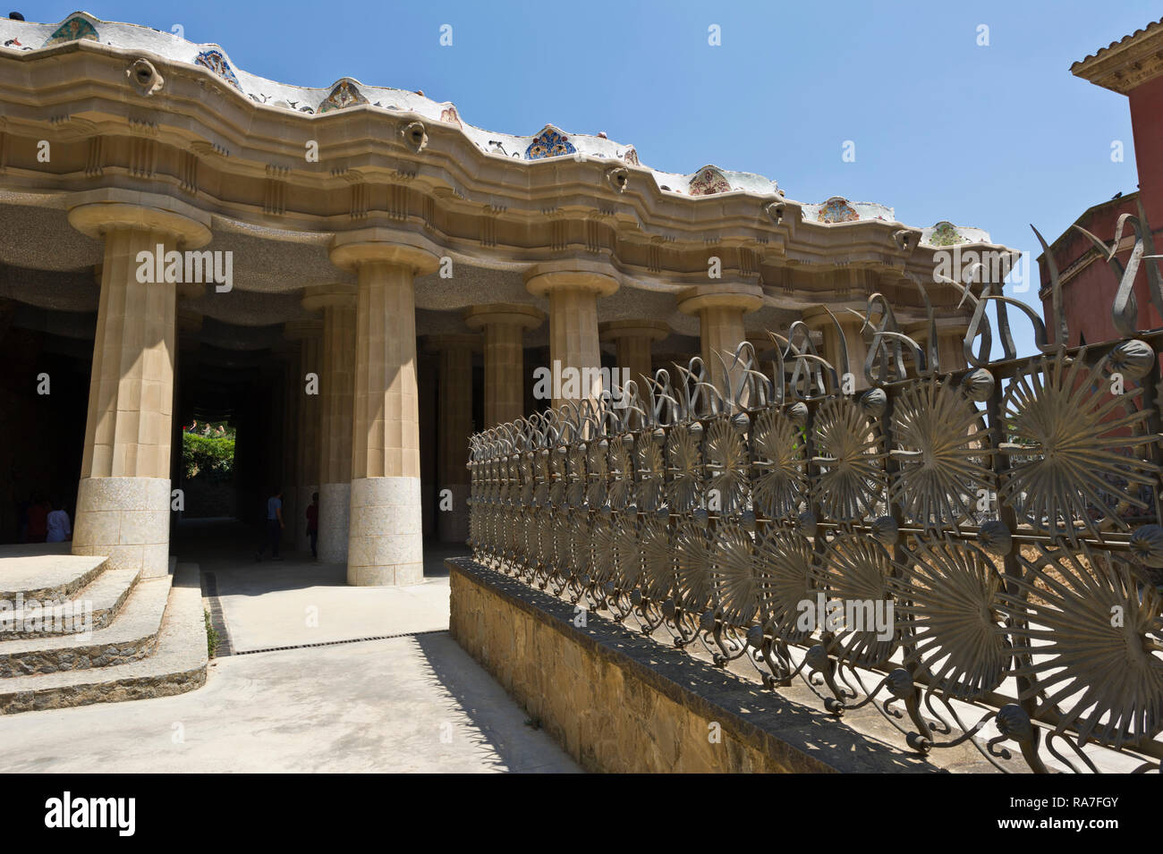 Garde-corps en acier design verdoyante menant à la salle hypostyle avec colonnes conçu par Antoni Gaudi, le parc Guell, Barcelone, Espagne Banque D'Images