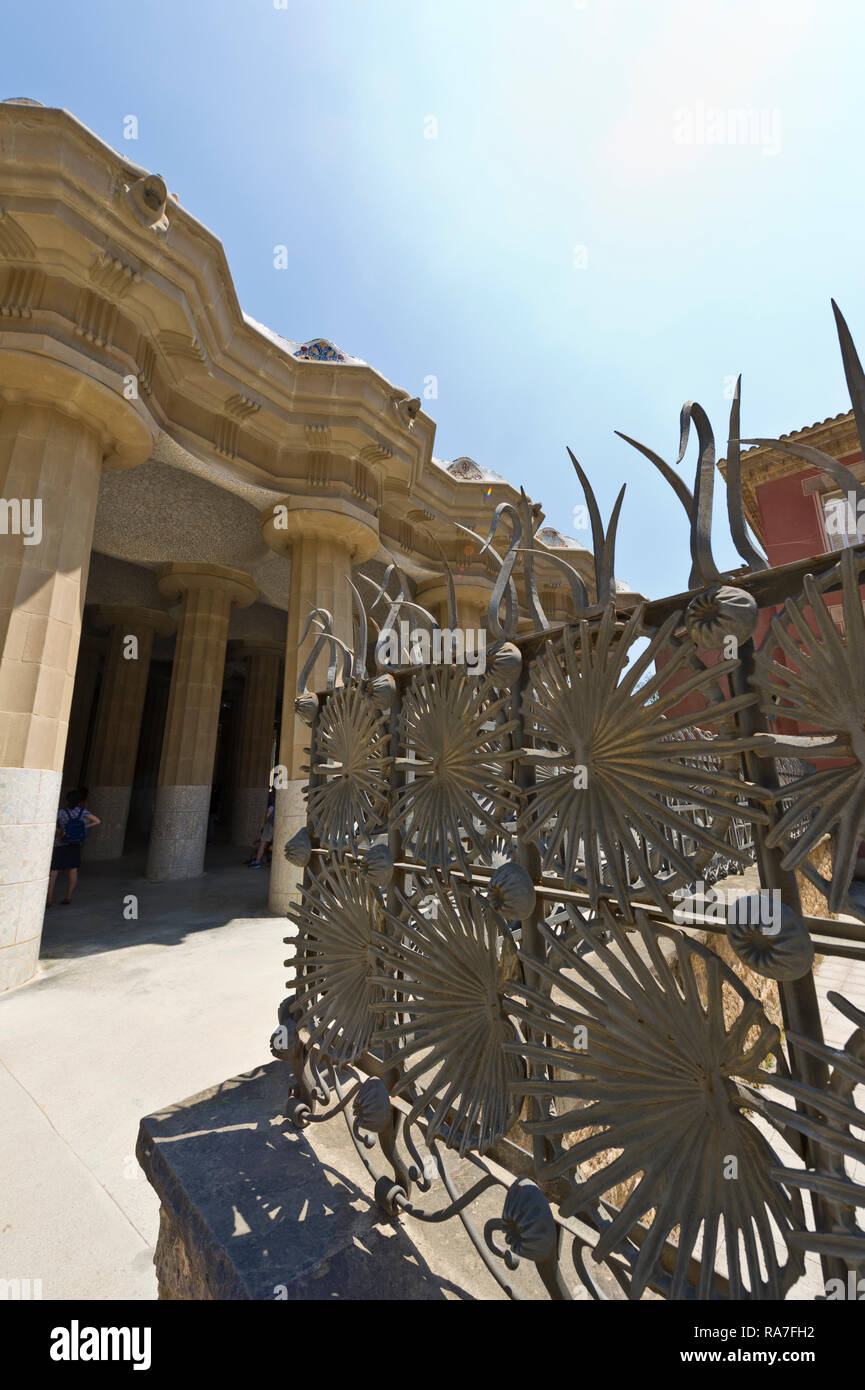 Garde-corps en acier design verdoyante menant à la salle hypostyle avec colonnes conçu par Antoni Gaudi, le parc Guell, Barcelone, Espagne Banque D'Images