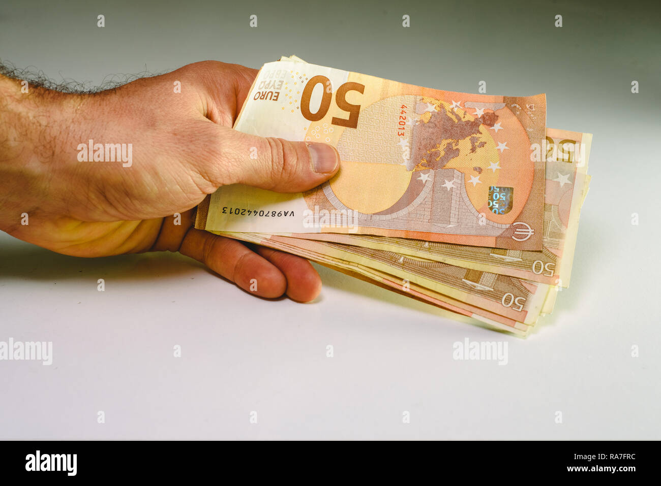 Man main holding pile de 50 euro projets pour montrer la richesse dans une entreprise. Banque D'Images