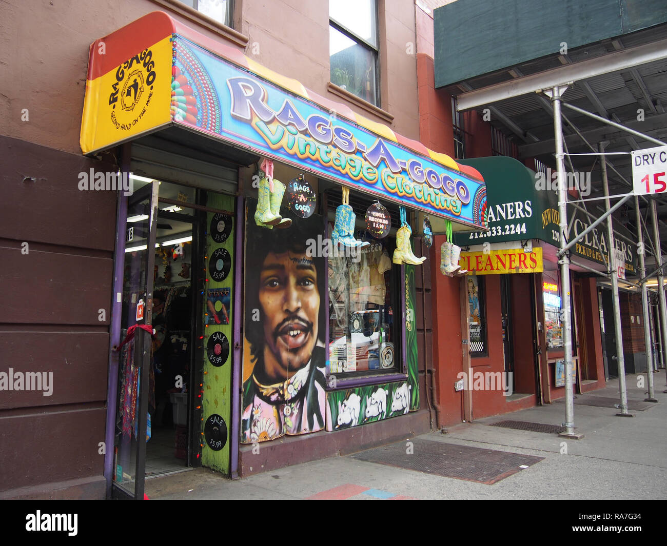 Rags-a-gogo vêtements vintage shop, Paris, octobre 2018, © Katharine Andriotis Banque D'Images