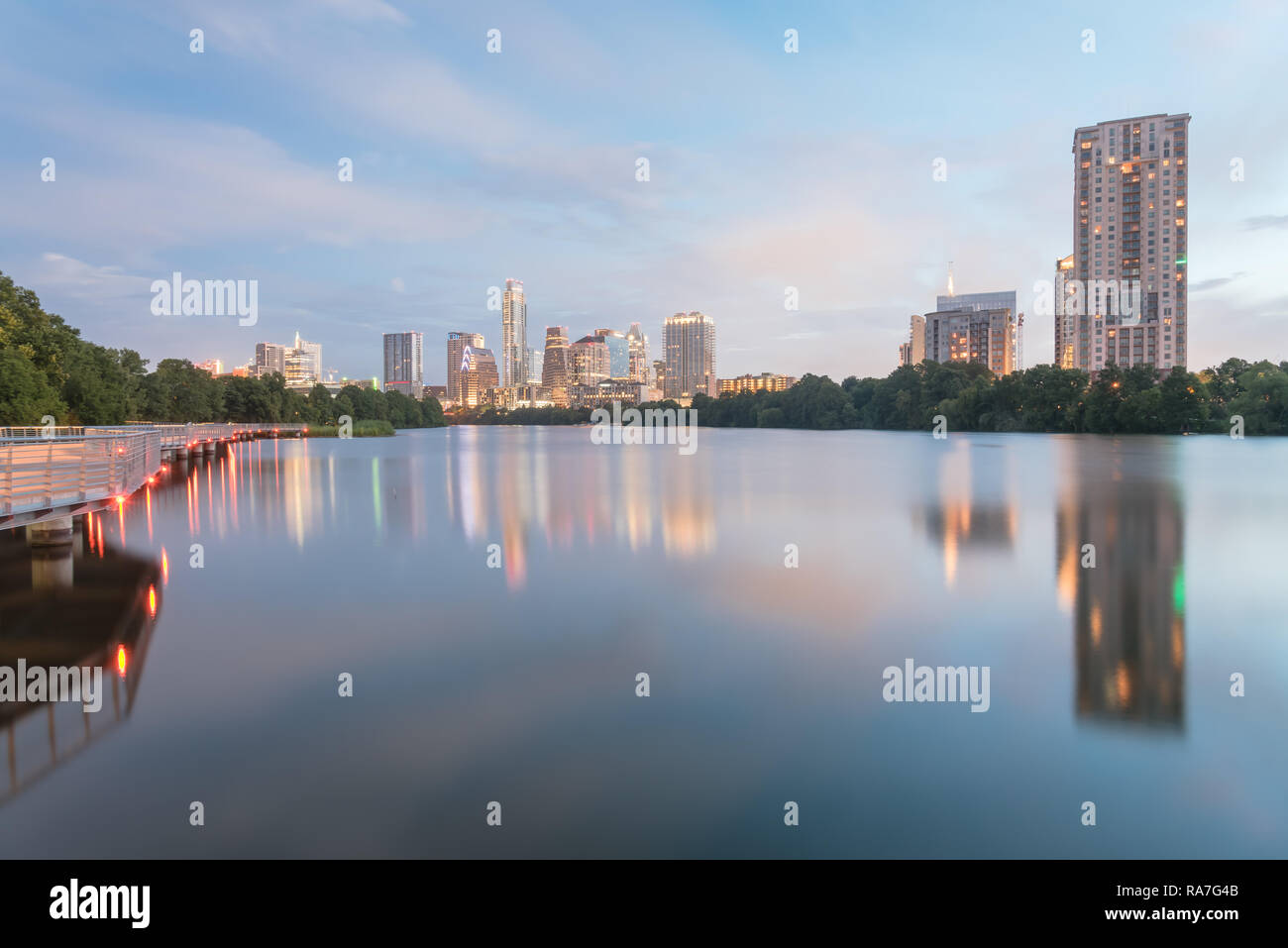 Austin downtown réflexion gratte-ciel le long de la rivière Colorado au da Banque D'Images