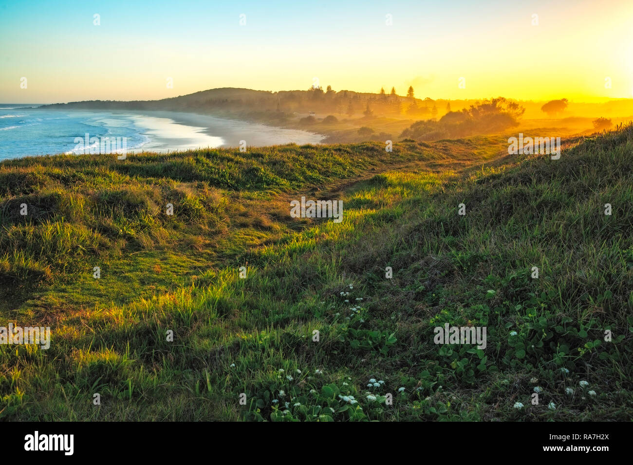 Terres agricoles rurales répond à la côte, le beau pied voie mène à la belle plage d'Skennars la tête jusqu'à Roche plate et Ballina. Banque D'Images