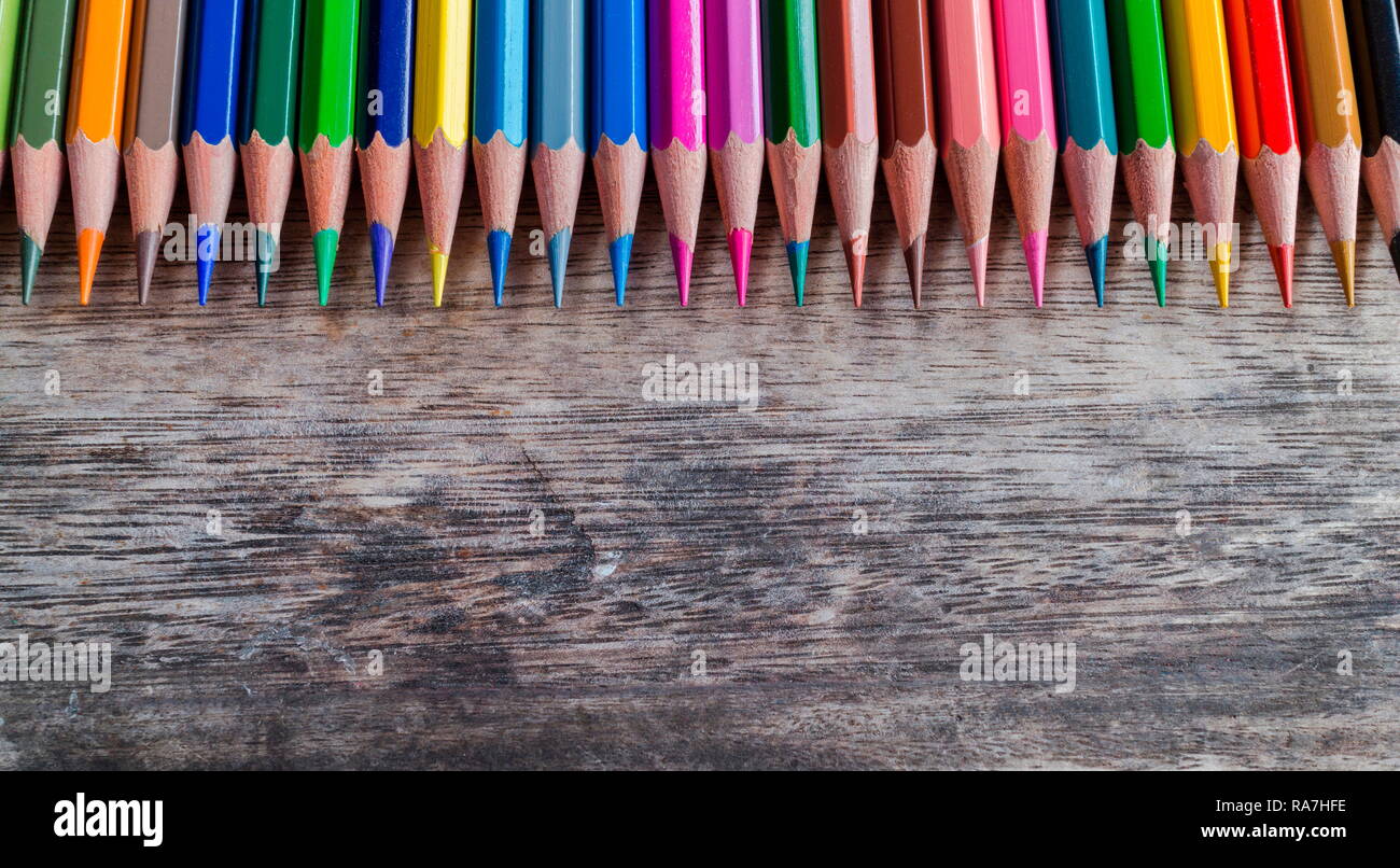 Crayons de couleur sur la table en bois, et de l'espace pour le texte ou l'image Banque D'Images