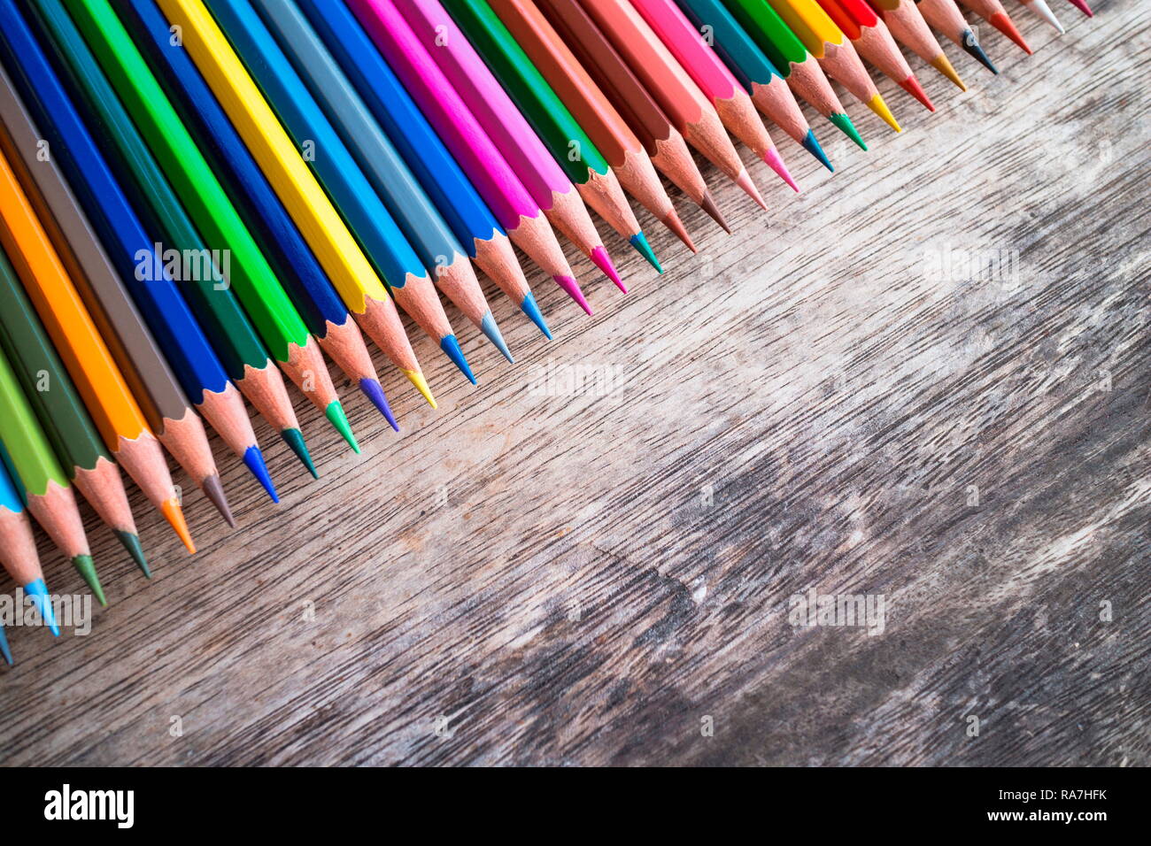 Crayons de couleur sur la table en bois, et de l'espace pour le texte ou l'image Banque D'Images