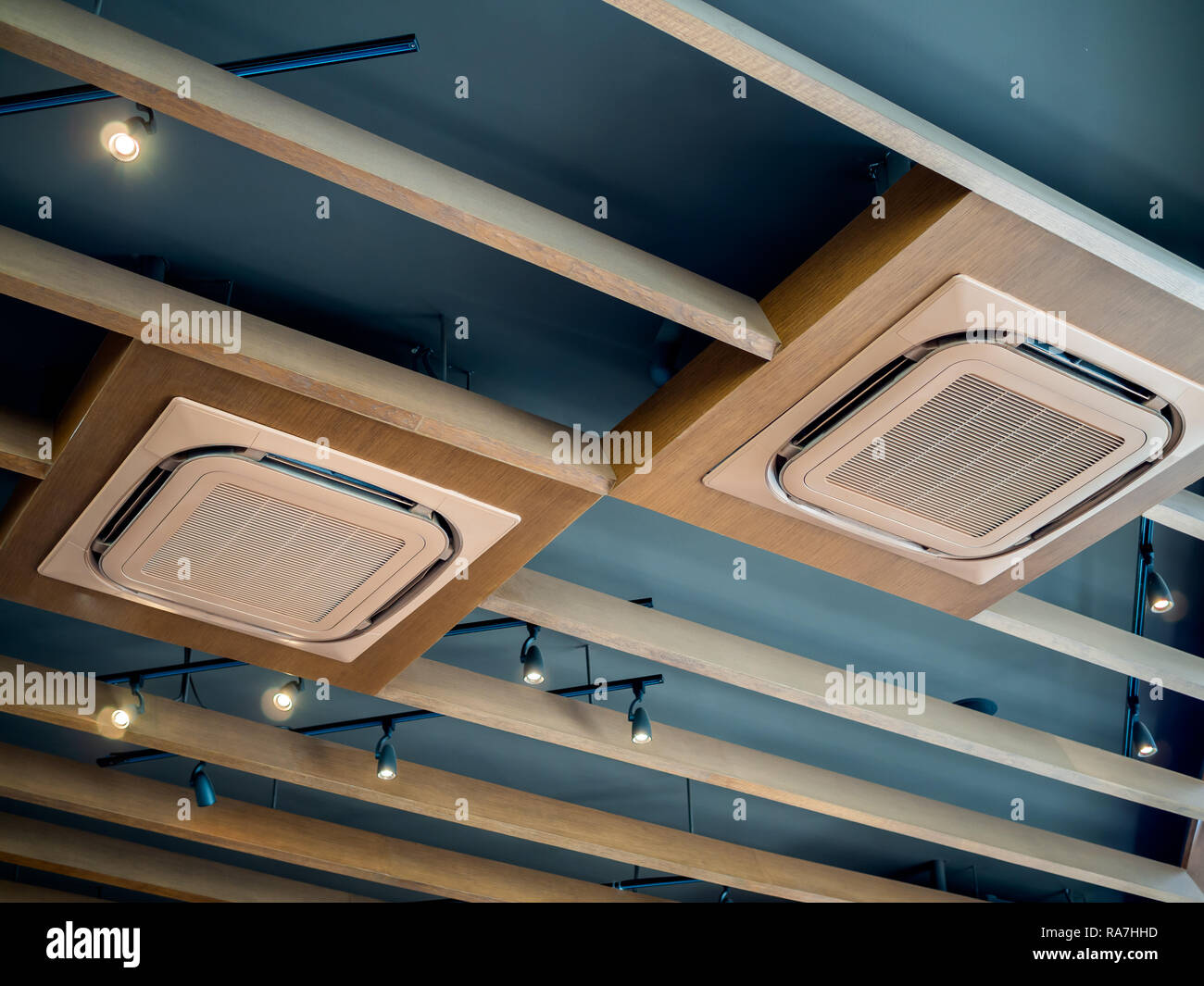 Décoration de climatiseur de type cassette montée au plafond près des  projecteurs sur le bâtiment en béton, intérieur de style loft. Type de  plafond Photo Stock - Alamy