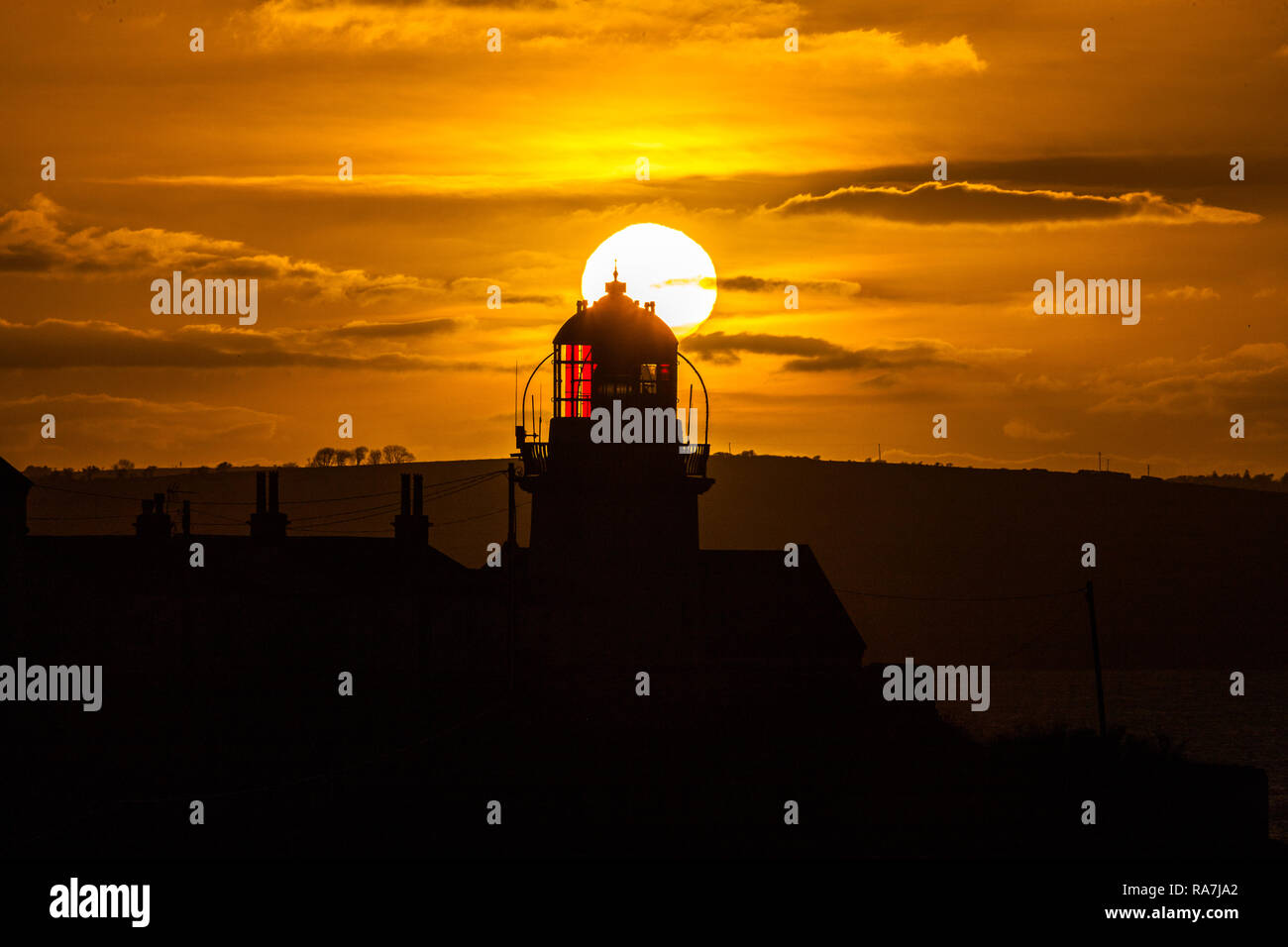 Athelstan, Cork, Irlande. 07Th Janvier, 2018 Le soleil se couche sur un soir de janvier silhouetting le phare à Roches Point Co. Cork Banque D'Images