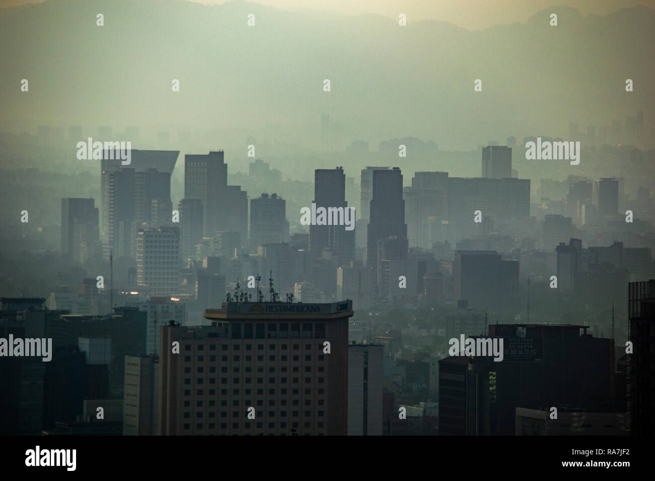 Une vue brumeuse de l'ouest de la ville de Mexico, Mexique Banque D'Images