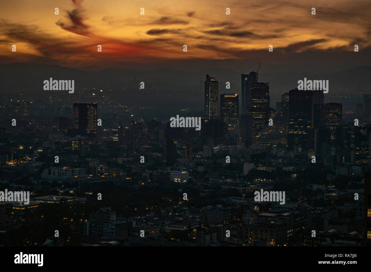 Vue de l'ouest de la ville de Mexico, Mexique, au crépuscule Banque D'Images