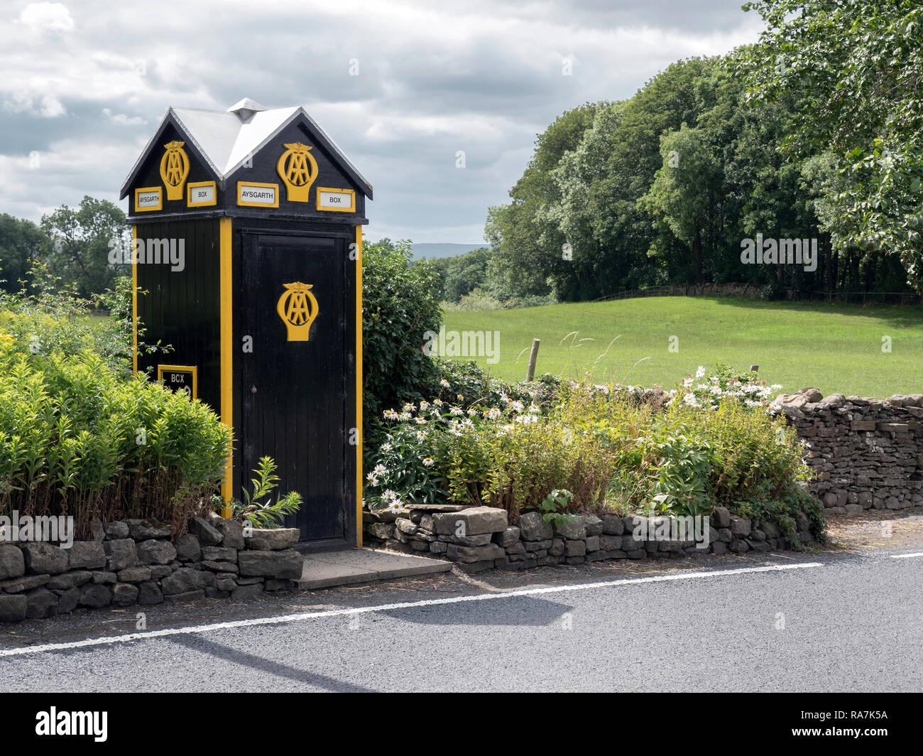 Vintage AA fort sur une route de campagne dans la région de Dales National Park North Yorkshire UK Banque D'Images