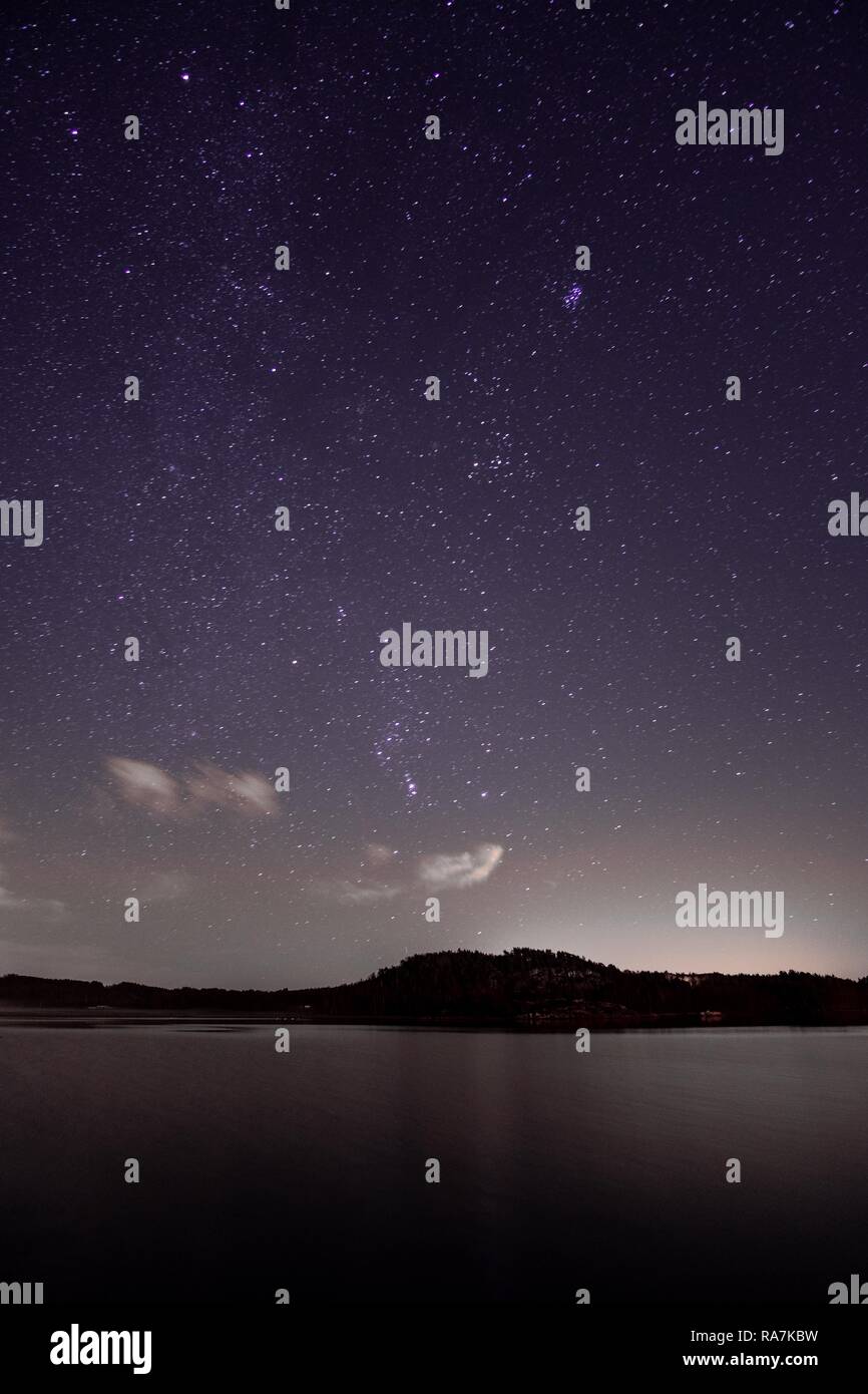 Des étoiles dans le ciel bleu nuit. Capturé avec le Fujifilm X-Pro 2 avec le 18 mm Fujinon. Banque D'Images