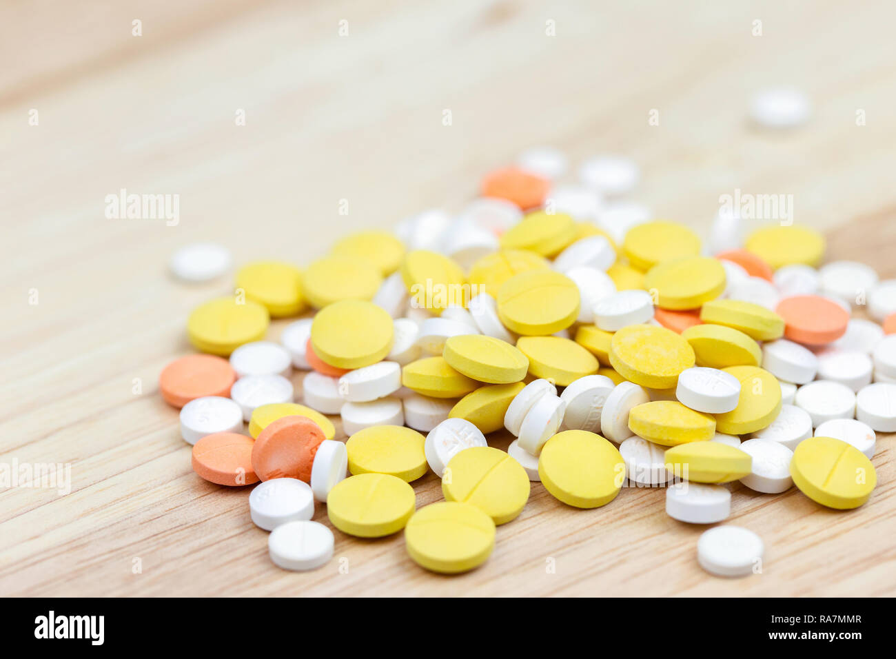 Pilules colorées et des médicaments en gros plan. Assortiment de pilules et médicaments dans la médecine. La dépendance aux opiacés et les médicaments d'épidémie. De Drogues diverses ki Banque D'Images