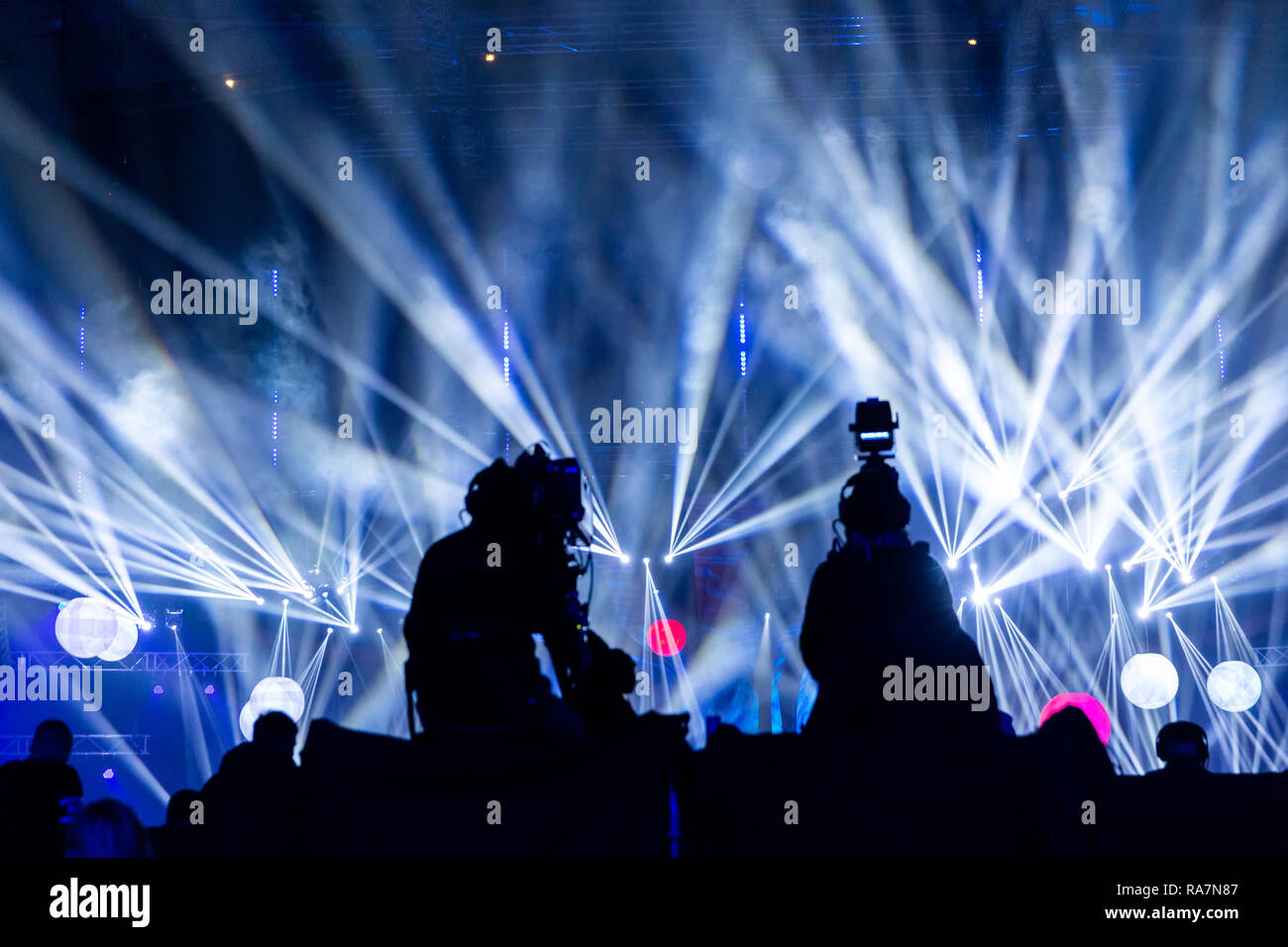 Un groupe de travail de cameramen pendant le concert. Banque D'Images
