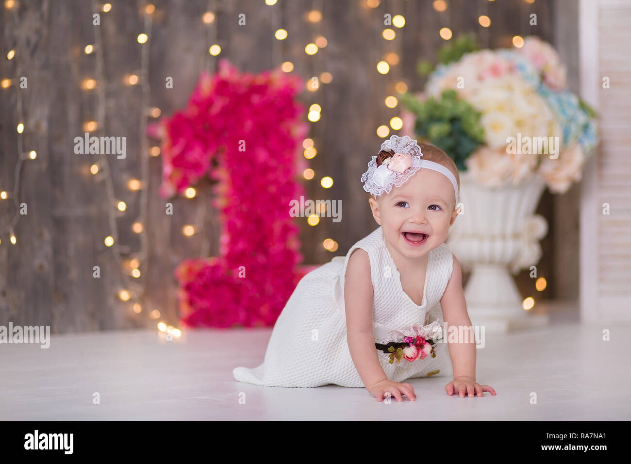 Mignon bébé fille 1-2 ans assis au sol avec ballons roses en prix plus de  blanc. Isolées. Fête d'anniversaire. La célébration. Joyeux anniversaire  bébé, peu Photo Stock - Alamy
