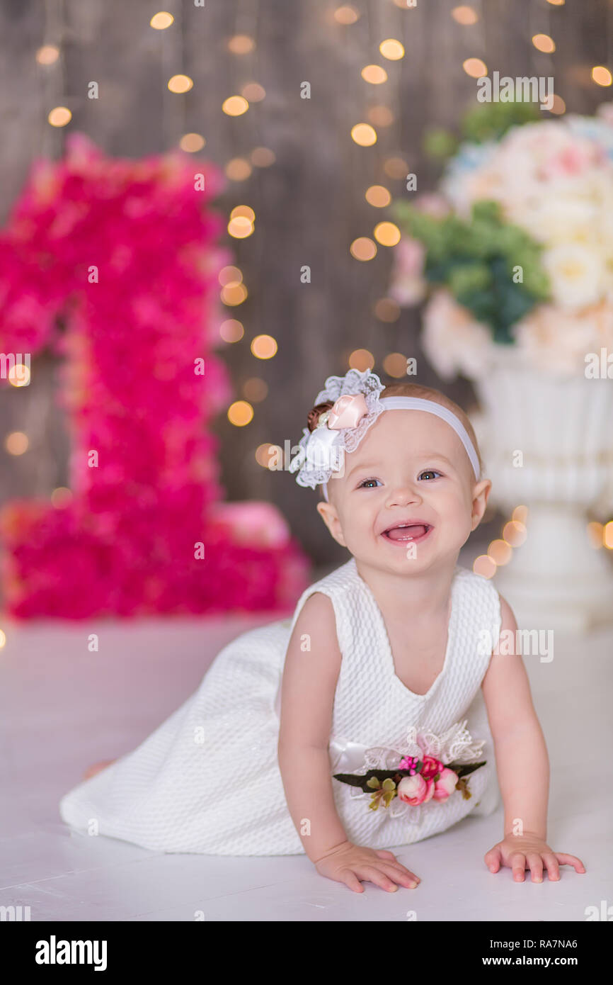 Mignon Bebe Fille 1 2 Ans Assis Au Sol Avec Ballons Roses En Prix Plus De Blanc Isolees Fete D Anniversaire La Celebration Joyeux Anniversaire Bebe Peu Photo Stock Alamy