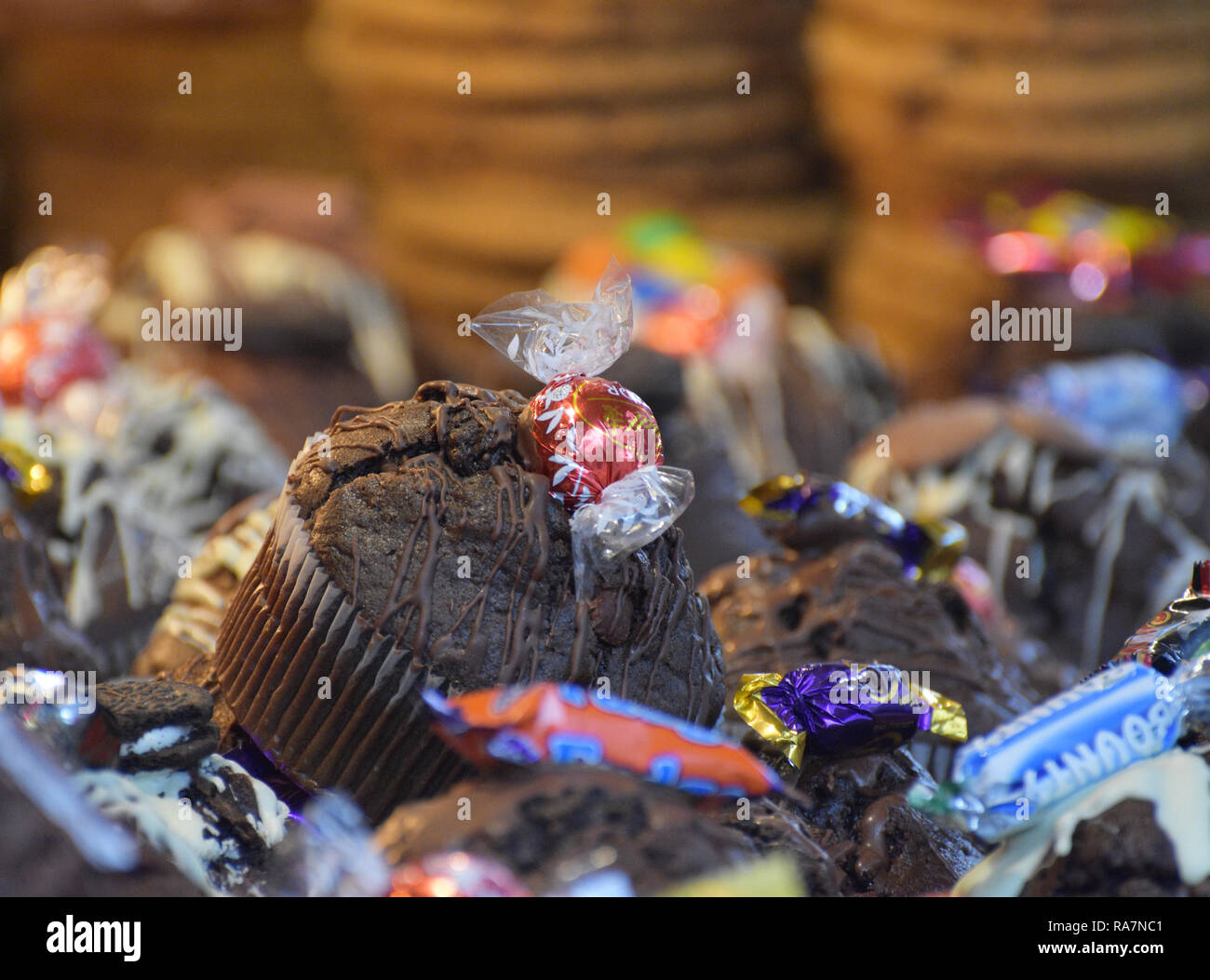 Muffins au chocolat, des chocolats et des biscuits Banque D'Images