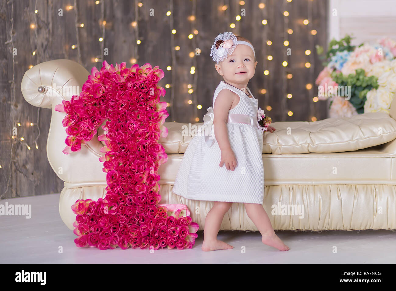 Mignon Bebe Fille 1 2 Ans Assis Au Sol Avec Ballons Roses En Prix Plus De Blanc Isolees Fete D Anniversaire La Celebration Joyeux Anniversaire Bebe Peu Photo Stock Alamy