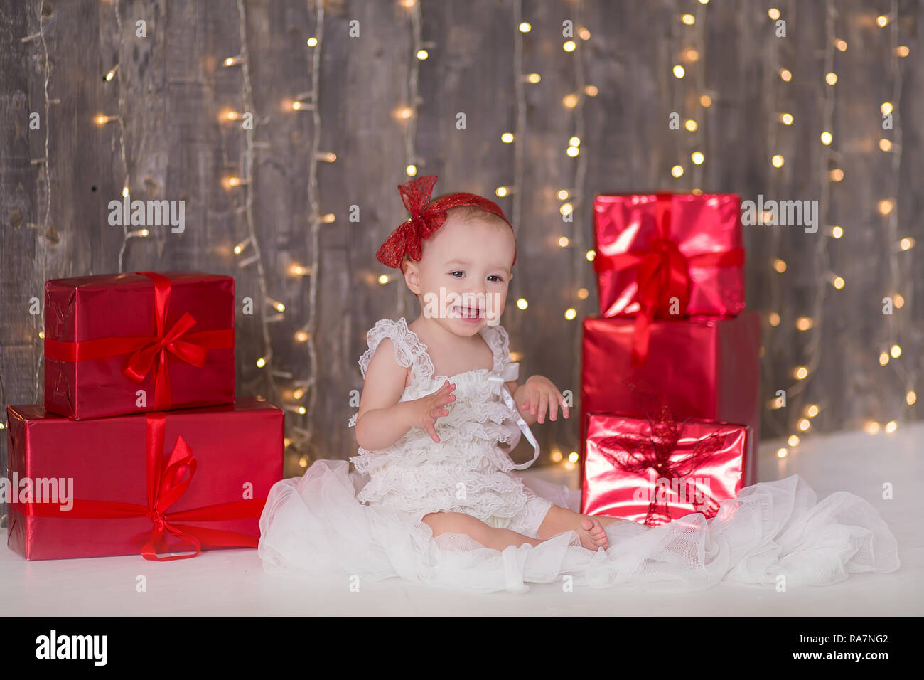 Mignon Bebe Fille 1 2 Ans Assis Au Sol Avec Ballons Roses En Prix Plus De Blanc Isolees Fete D Anniversaire La Celebration Joyeux Anniversaire Bebe Peu Photo Stock Alamy