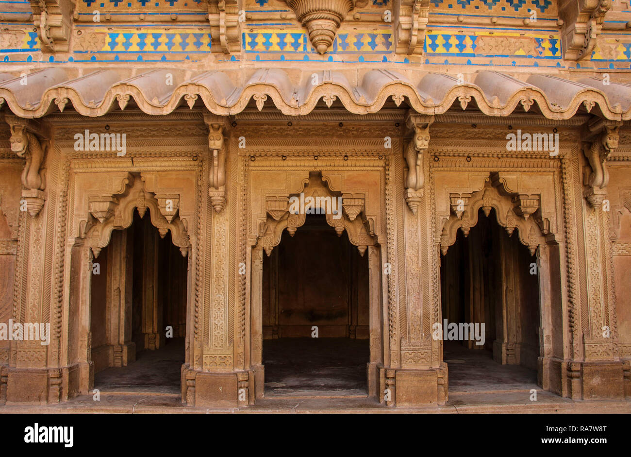 Ornements muraux de style Moghol, Man Singh Palace. Fort de Gwalior dans le Madhya Pradesh, en Inde Banque D'Images