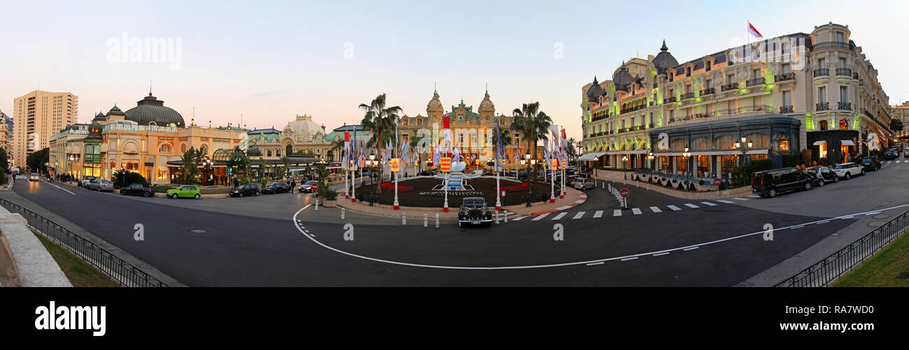 MONTE CARLO, MONACO - le 18 janvier : panorama de la place du Casino de Monte Carlo le 18 janvier 2012. Panorama de la place du Casino de Monte Carlo, Monaco. Banque D'Images
