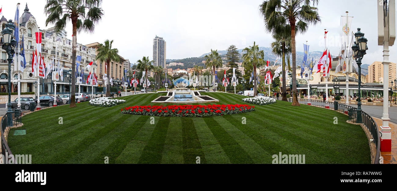 MONTE CARLO, MONACO - janvier 19 : Parc avec monument à Monte Carlo le 19 janvier 2012. Parc avec monument de la place du casino de Monte Carlo, Monaco. Banque D'Images