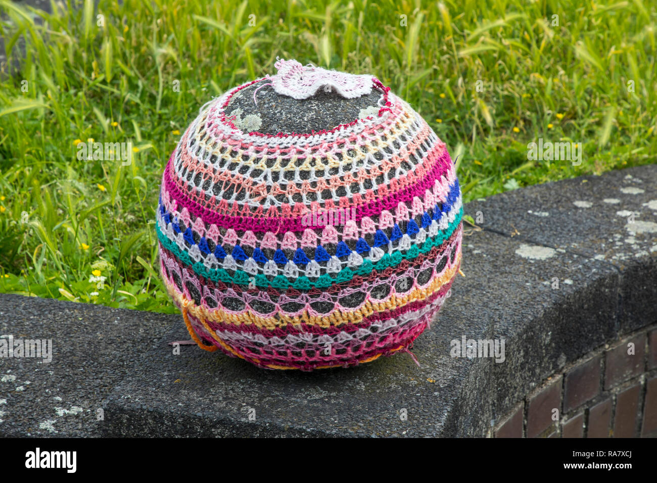 Balle En Pierre Sur Un Mur Brode Avec De La Laine Le Tricot De Guerilla Compose De Guerrilla Par Span Guerrilla Pour Small De La Guerre Et L Anglais De Tricot