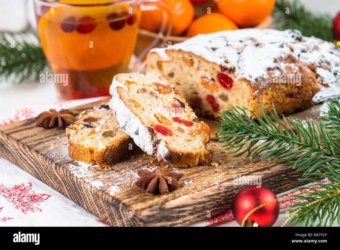 Stollen de Noël traditionnel avec ftuitcake les fruits séchés et les noix sur le tableau blanc. La nourriture de Noël. Banque D'Images