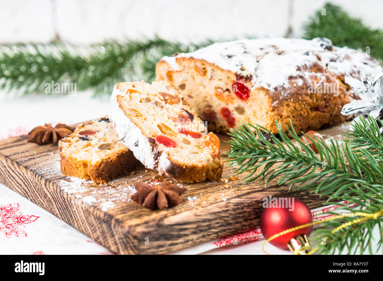 Stollen de Noël traditionnel avec ftuitcake les fruits séchés et les noix sur le tableau blanc. La nourriture de Noël. Banque D'Images