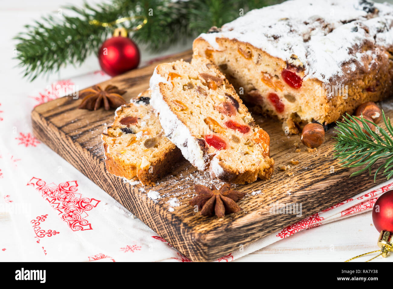 Stollen de Noël traditionnel avec ftuitcake les fruits séchés et les noix sur le tableau blanc. La nourriture de Noël. Banque D'Images