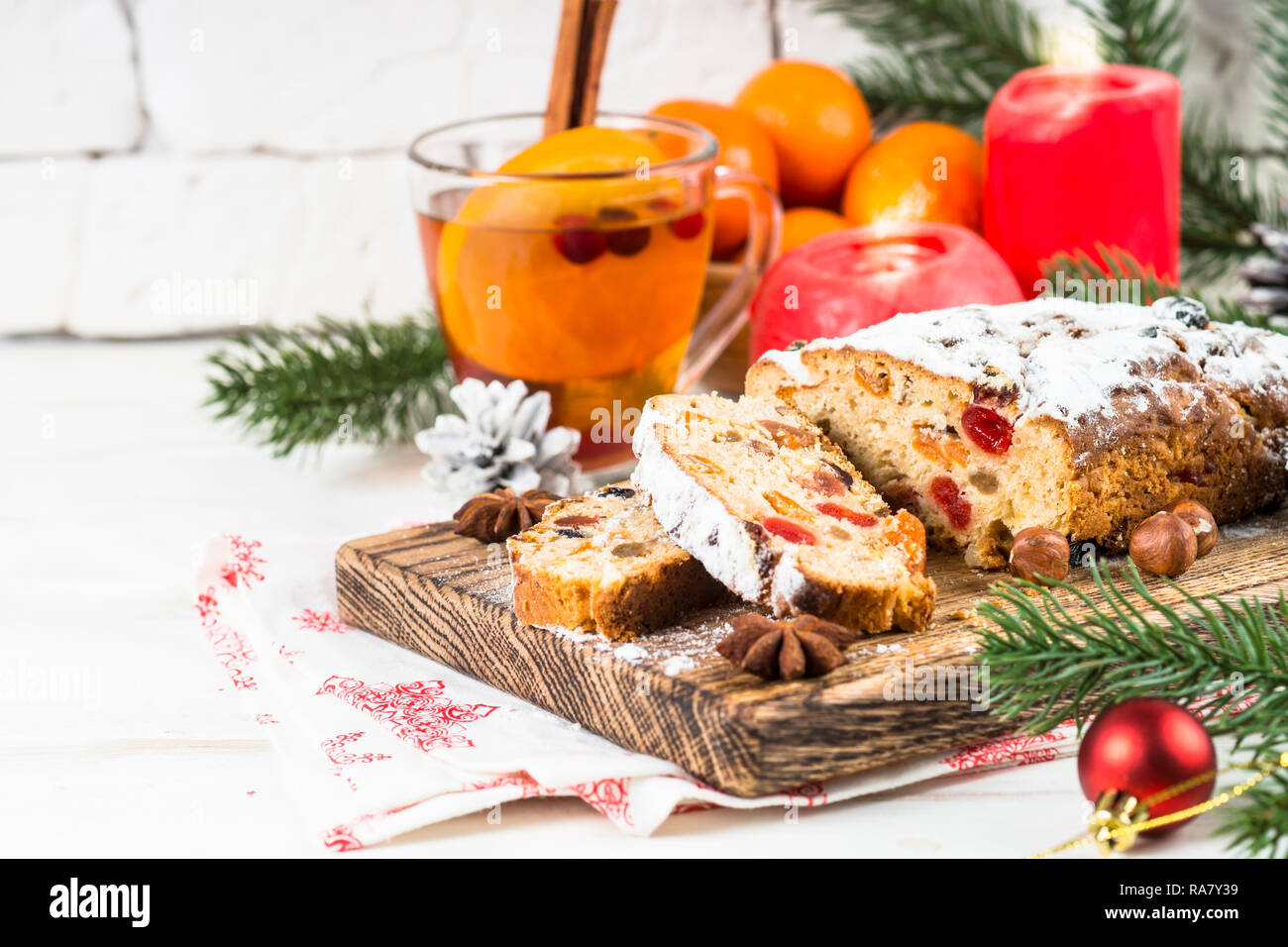 Stollen de Noël traditionnel avec ftuitcake les fruits séchés et les noix sur le tableau blanc. La nourriture de Noël. Banque D'Images