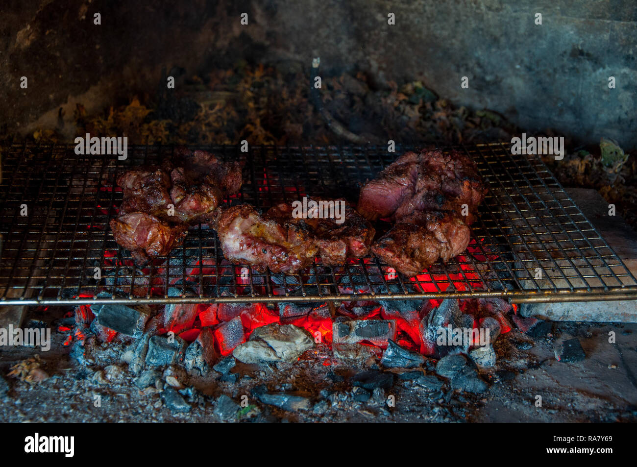 Barbecue viande de bœuf à l'extérieur, tradition bosniaque Banque D'Images