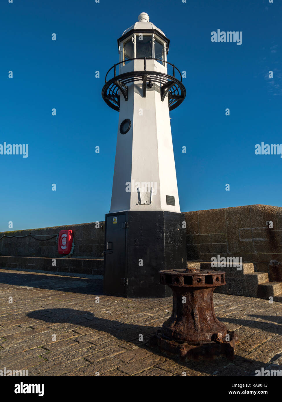 Le phare de Smeaton's Pier, ciel bleu sur un jour d'été Banque D'Images