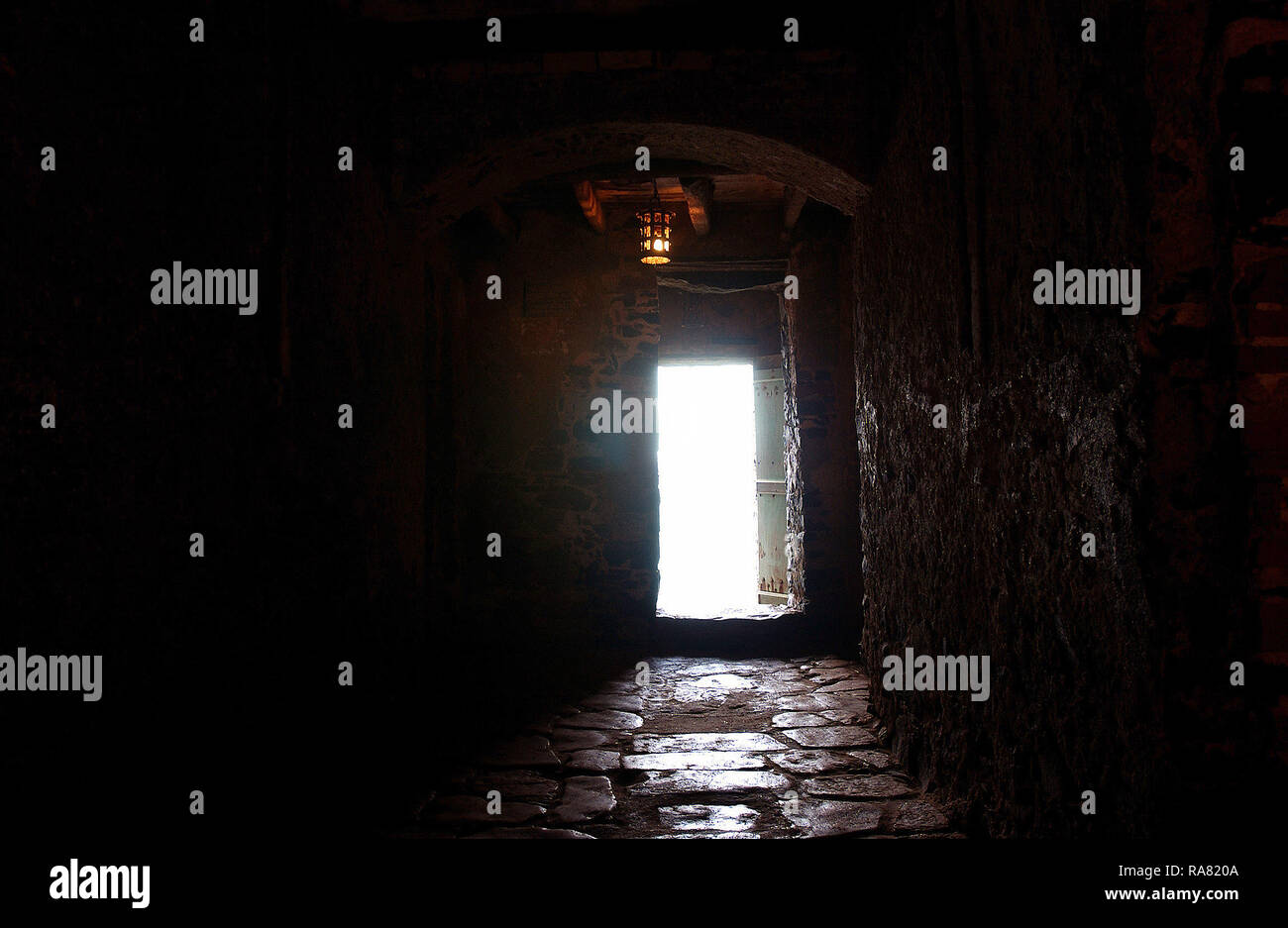 Vue de l'intérieur de la Maison des esclaves (Slave House) situé sur l'île de Gorée, au Sénégal. L'île de Gorée est située au large de la côte d'Afrique de l'Ouest et l'Est où les esclaves ont été prises après avoir été capturés Banque D'Images